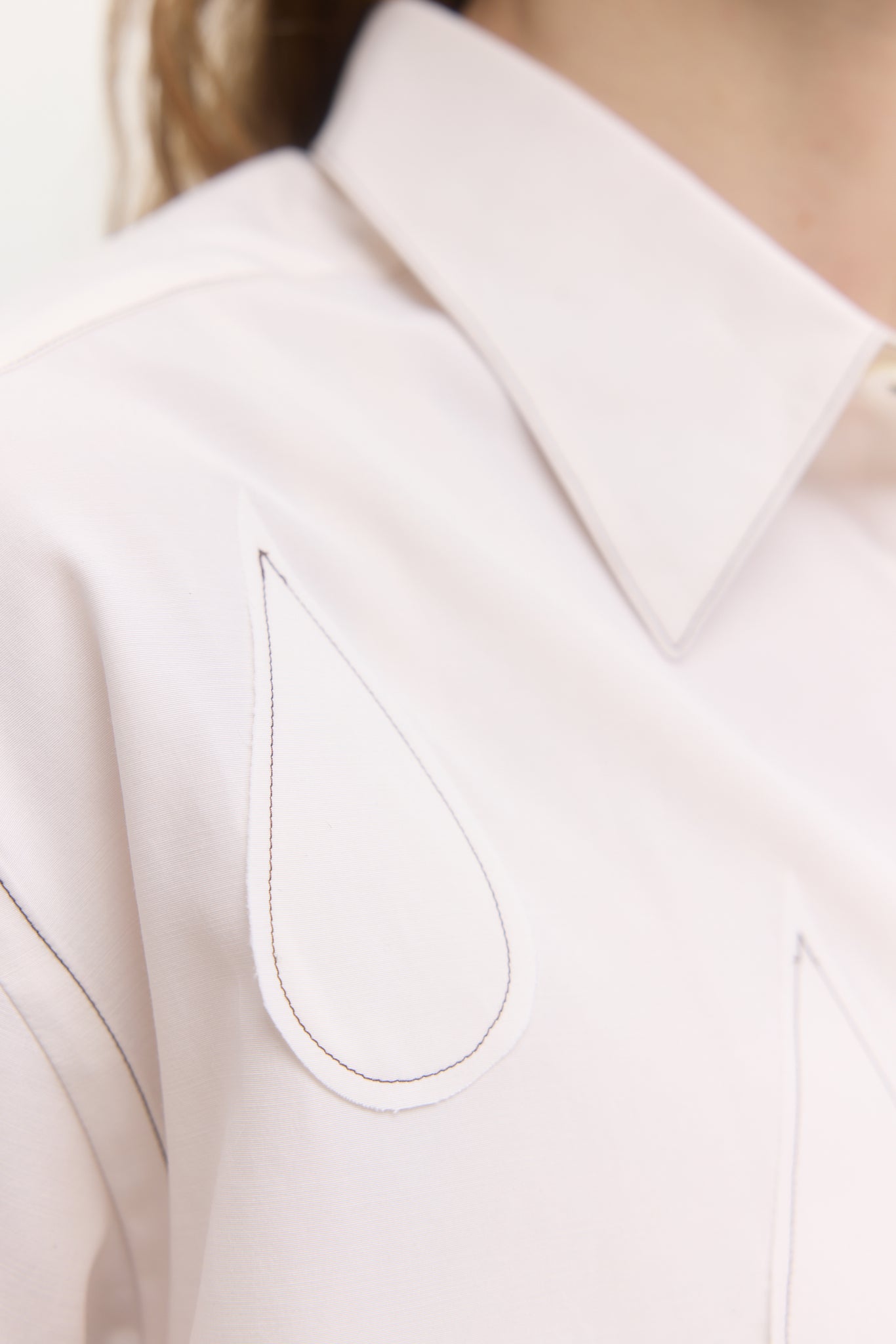 Chemise crème à appliqué à couture contrastante