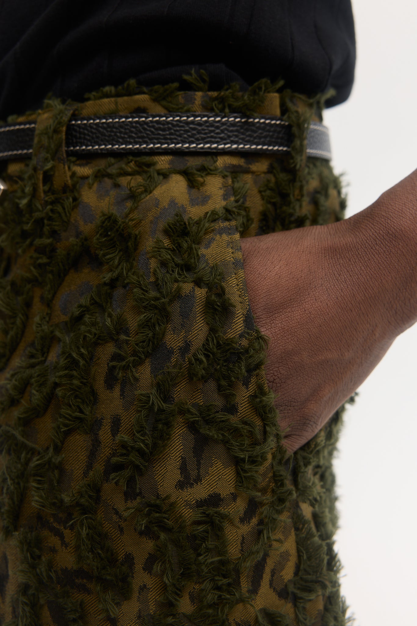 Pantalon droit en jacquard camouflage abstrait