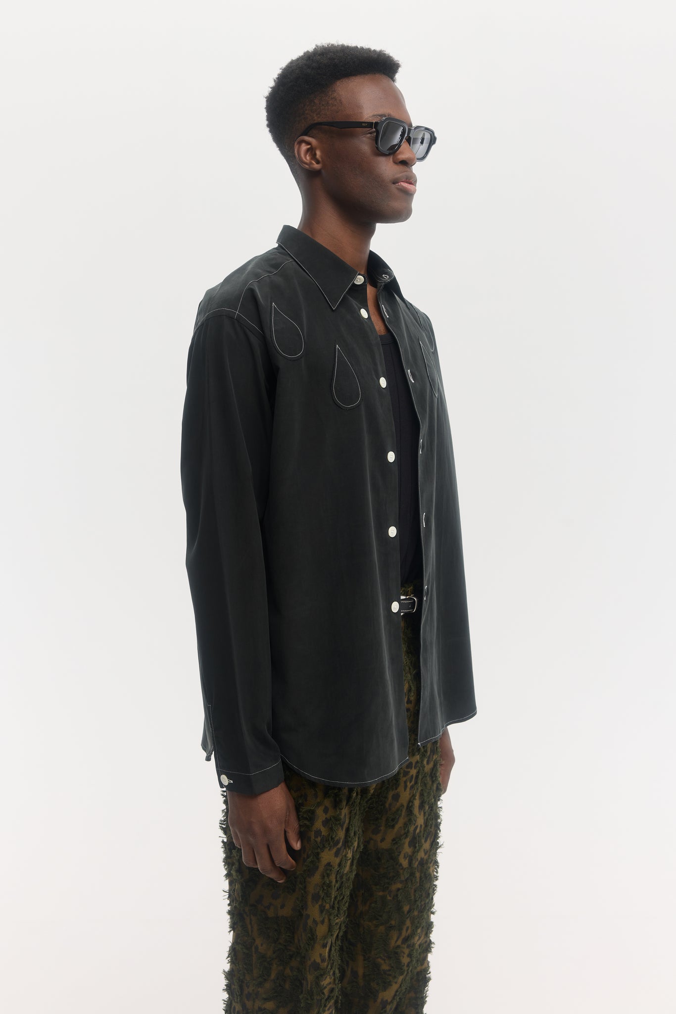 Chemise noir à appliqué avec couture contrastante