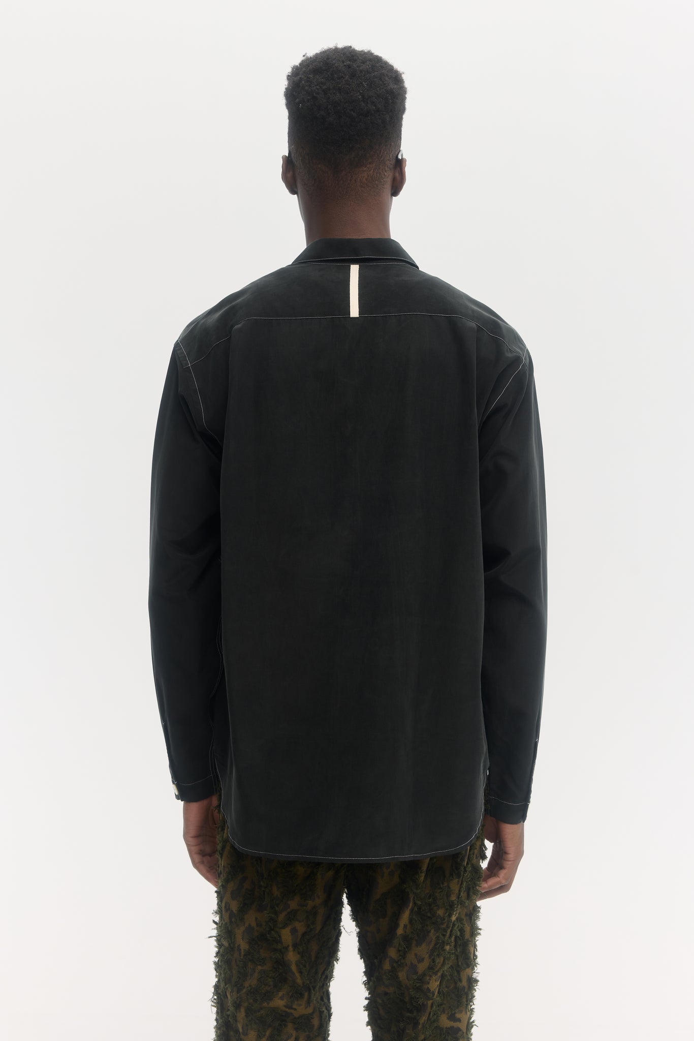 Chemise noir à appliqué avec couture contrastante