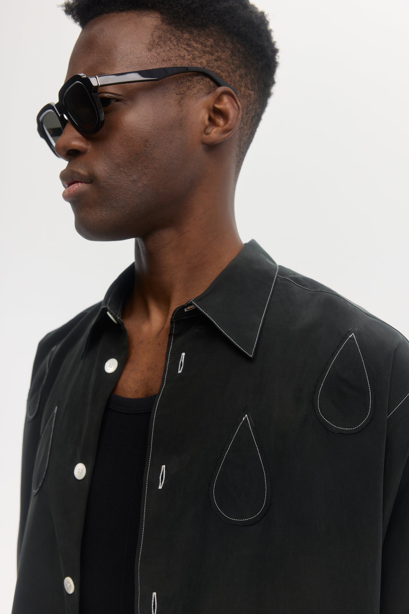 Chemise noir à appliqué avec couture contrastante