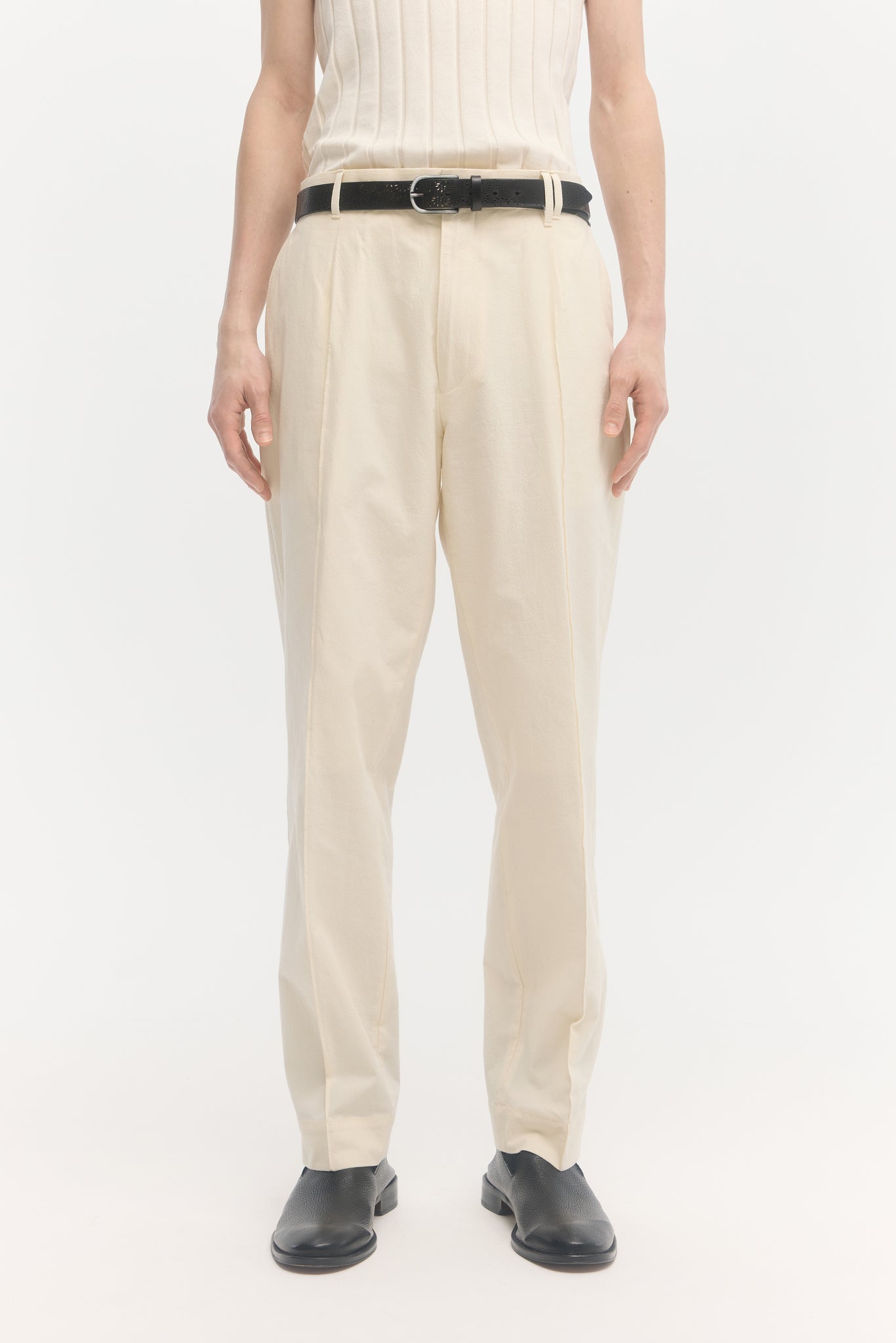 Pantalon droit à plis en crêpe de coton crème