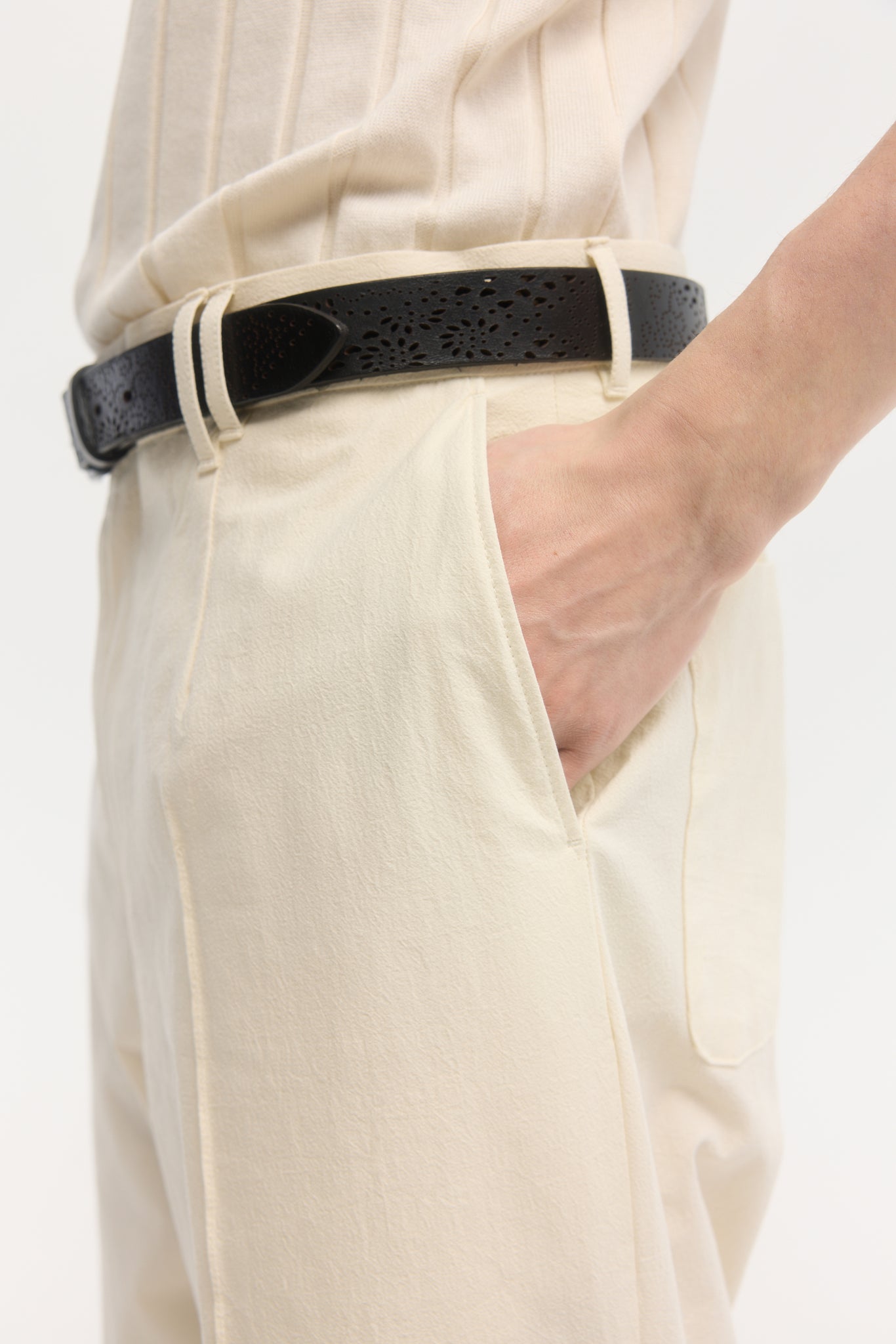 Pantalon droit à plis en crêpe de coton crème