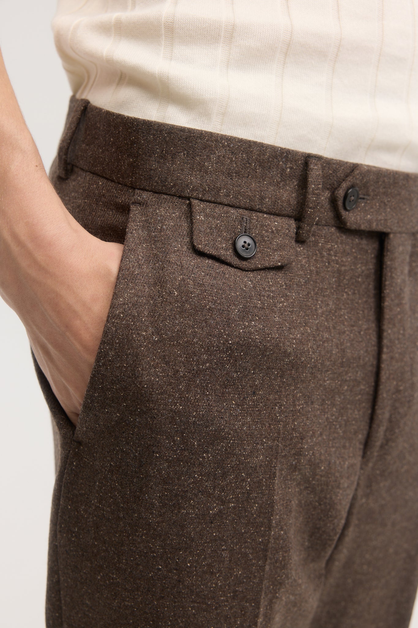 Pantalons fuselés en laine soie muscade