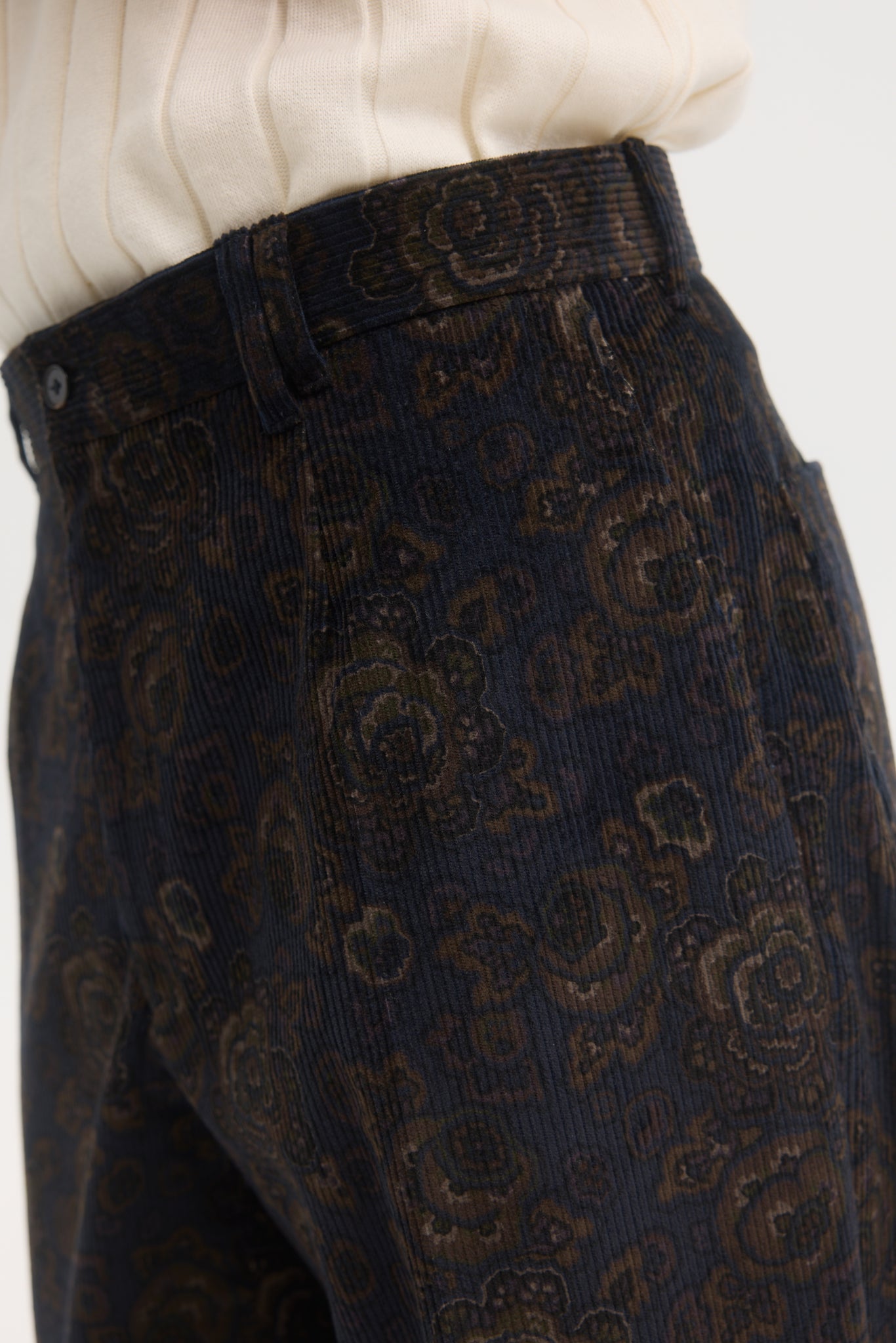 Pantalons droits en velours côtelé floraux bleu marine et marron