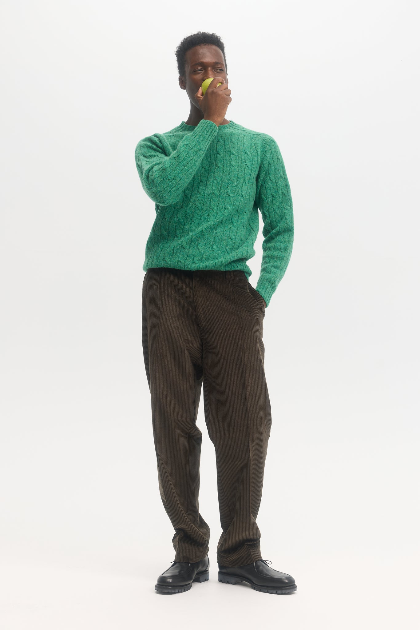 Pantalon droit en velours côtelé marron foncé