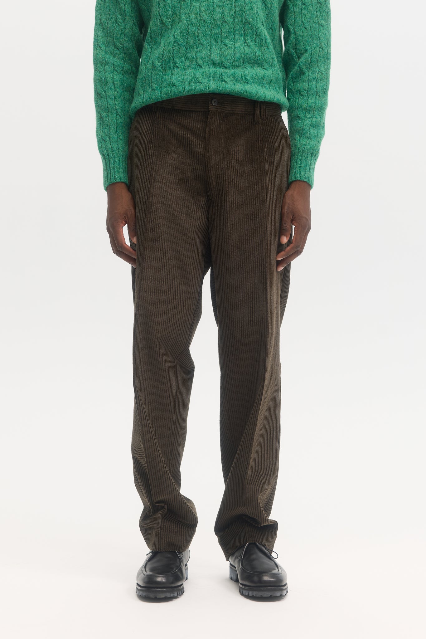 Pantalon droit en velours côtelé marron foncé