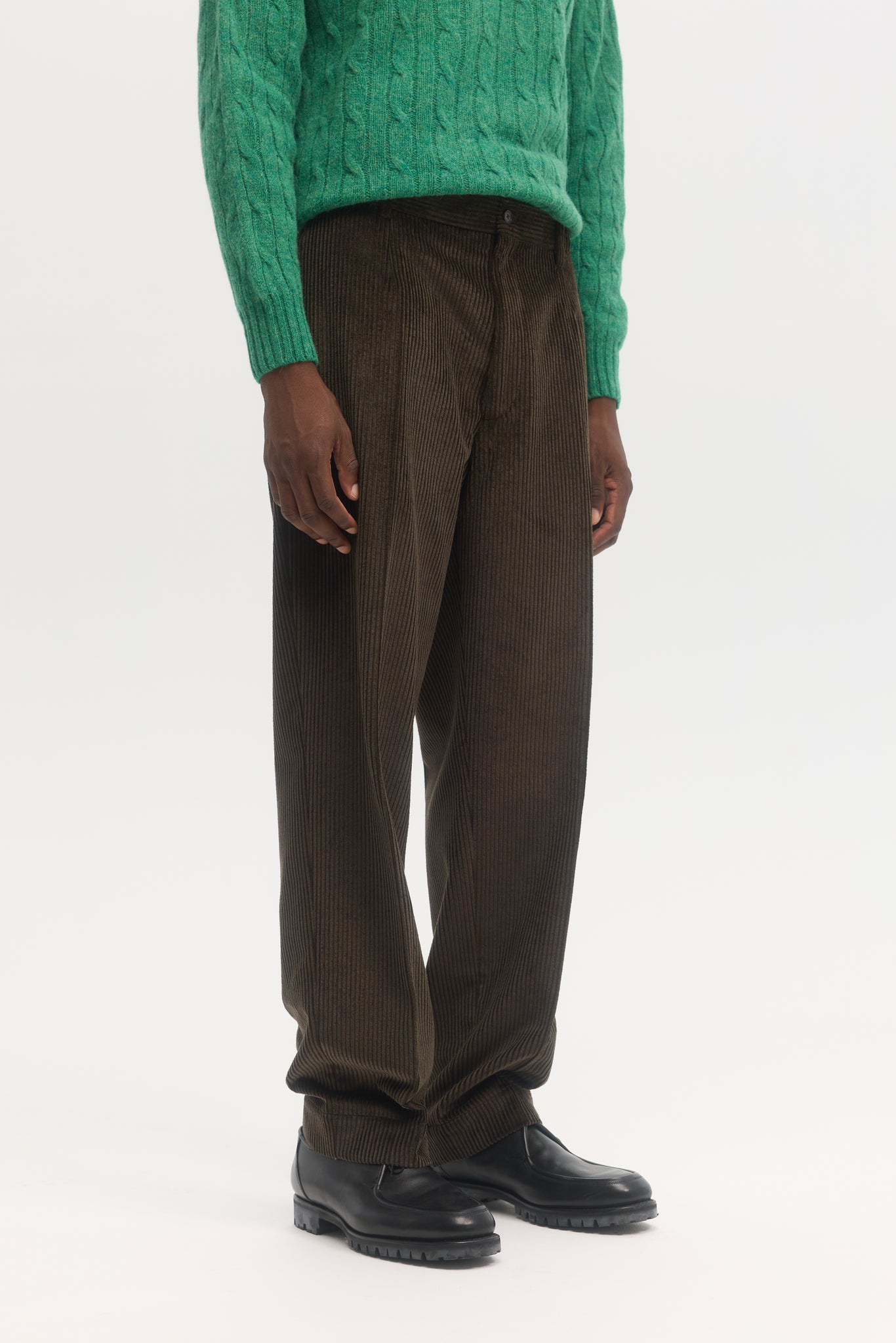 Pantalon droit en velours côtelé marron foncé
