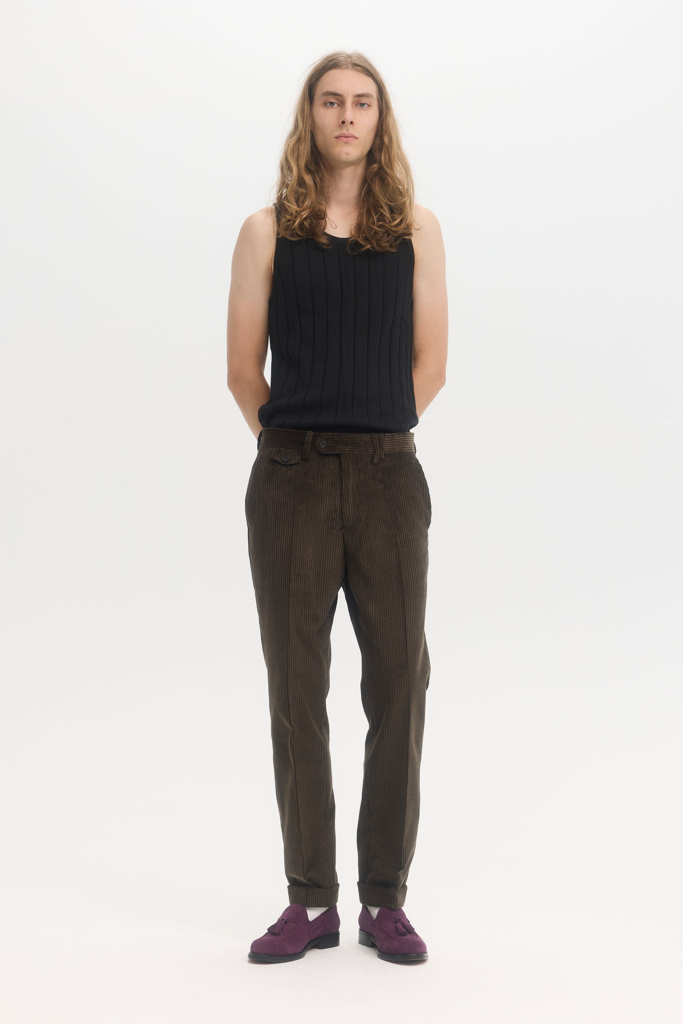 Pantalon tapered en velours côtelé marron foncé