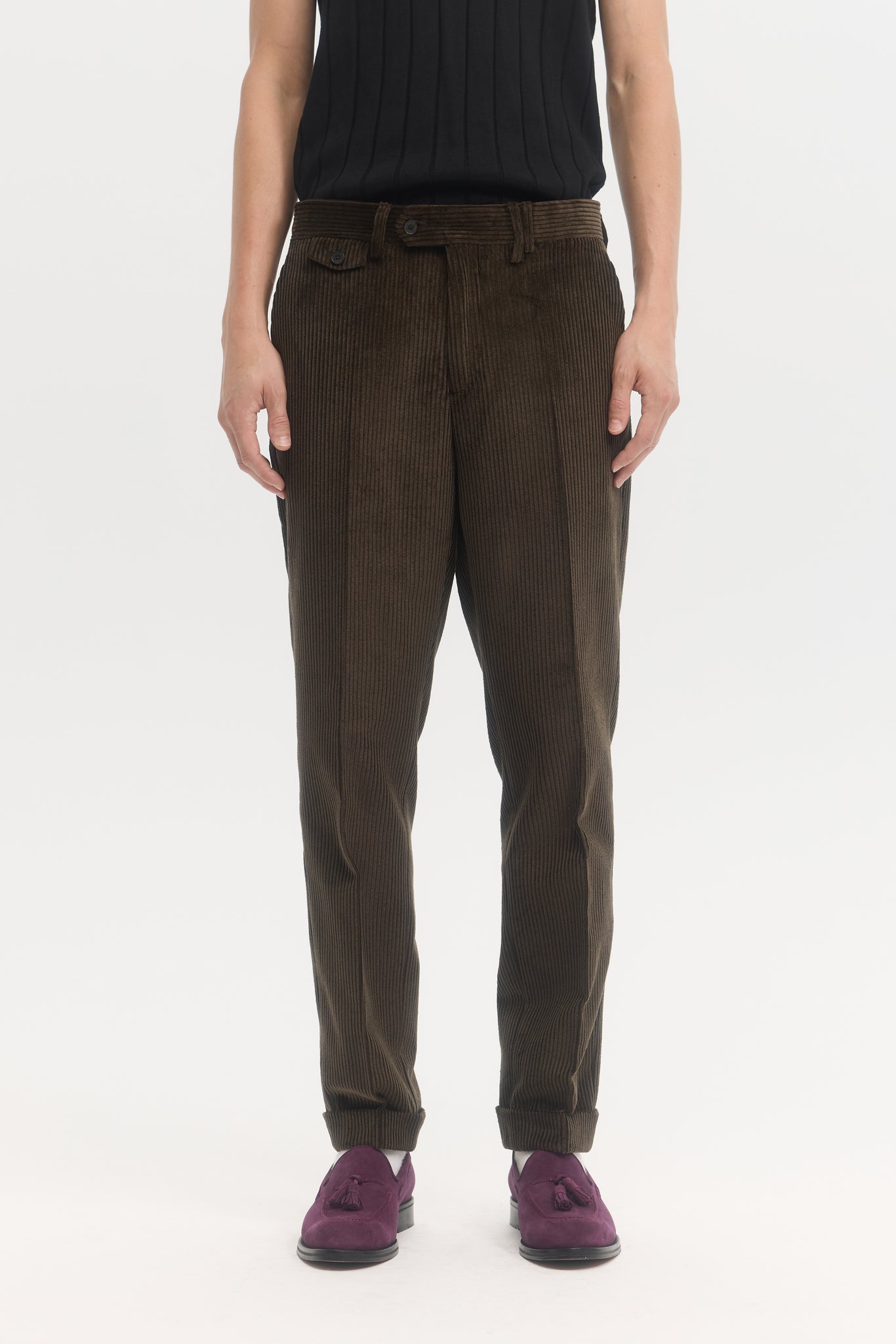 Pantalon tapered en velours côtelé marron foncé