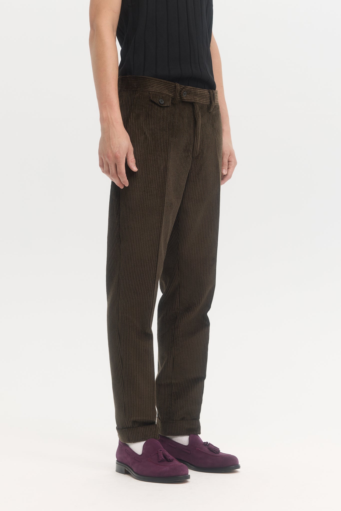 Pantalon tapered en velours côtelé marron foncé