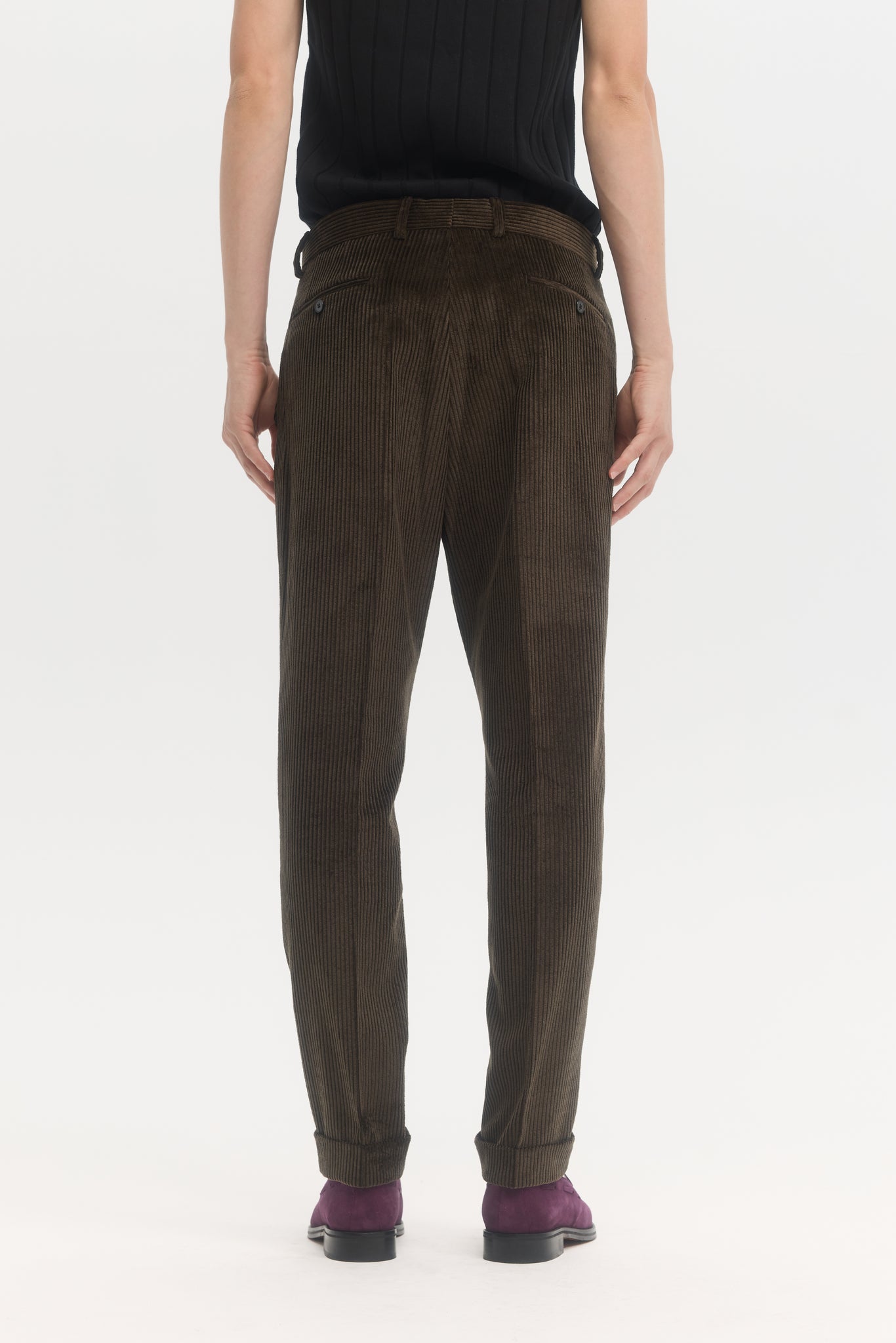 Pantalon tapered en velours côtelé marron foncé