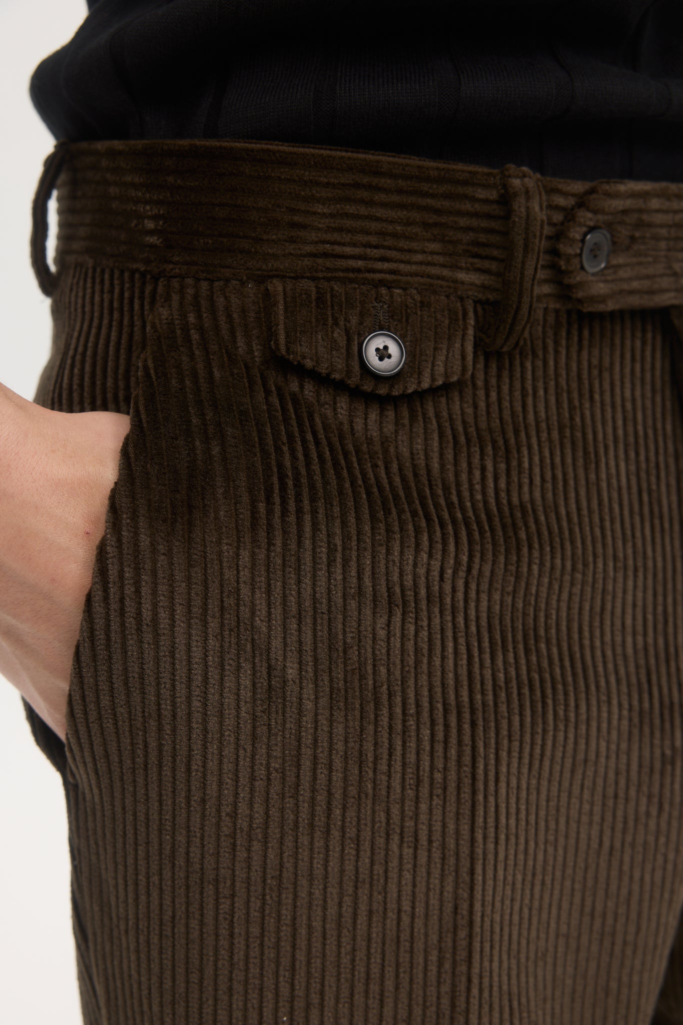 Pantalon tapered en velours côtelé marron foncé