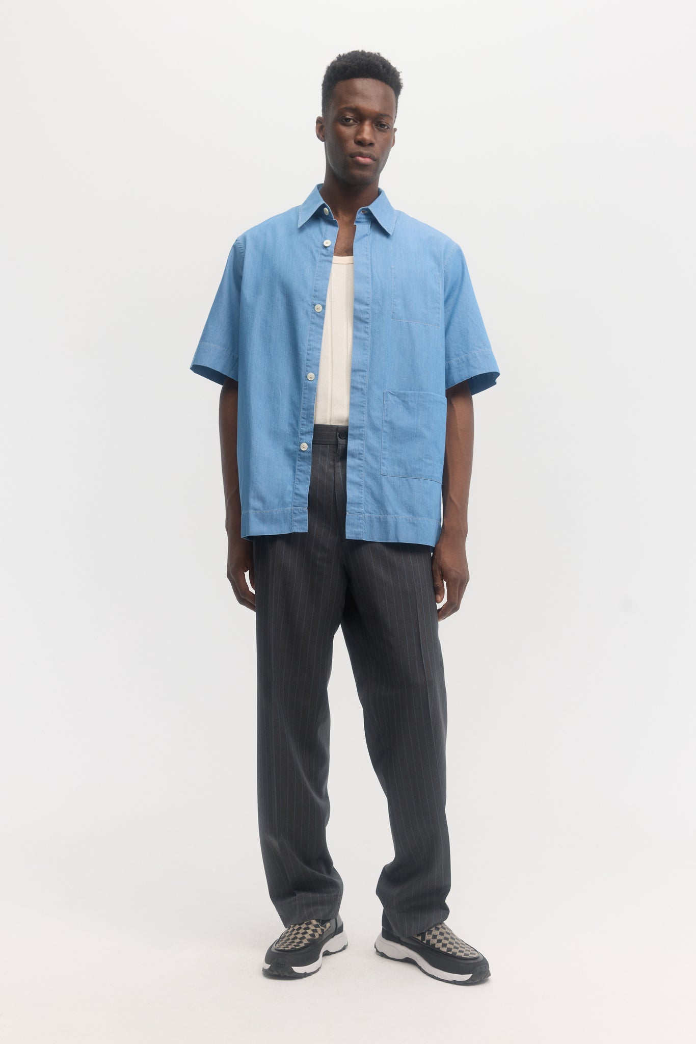 Chemise à manches courtes ample en denim délavé