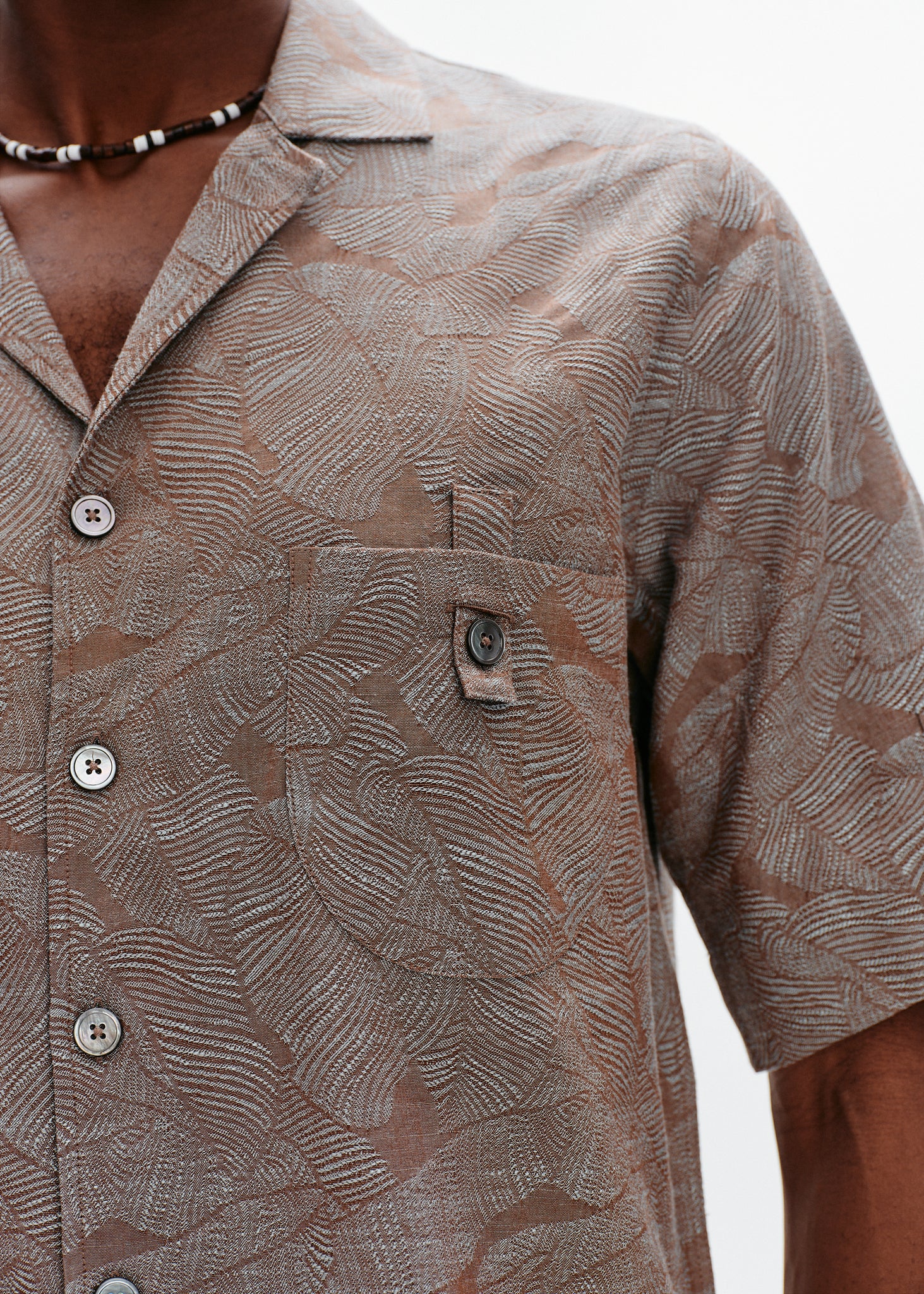 Iridescent light brown foliage jacquard short sleeve shirt
