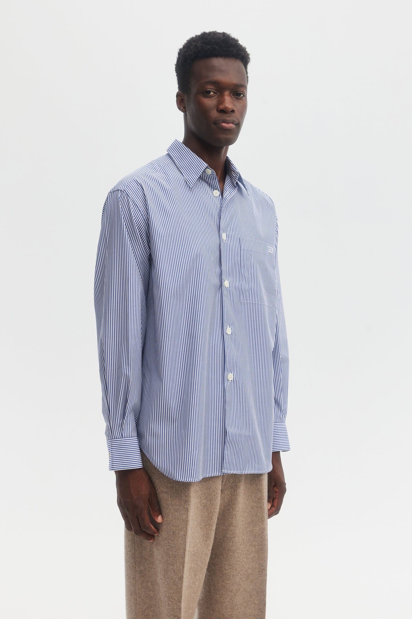 Chemise ample à rayures bleues en popeline glacée avec logo brodé