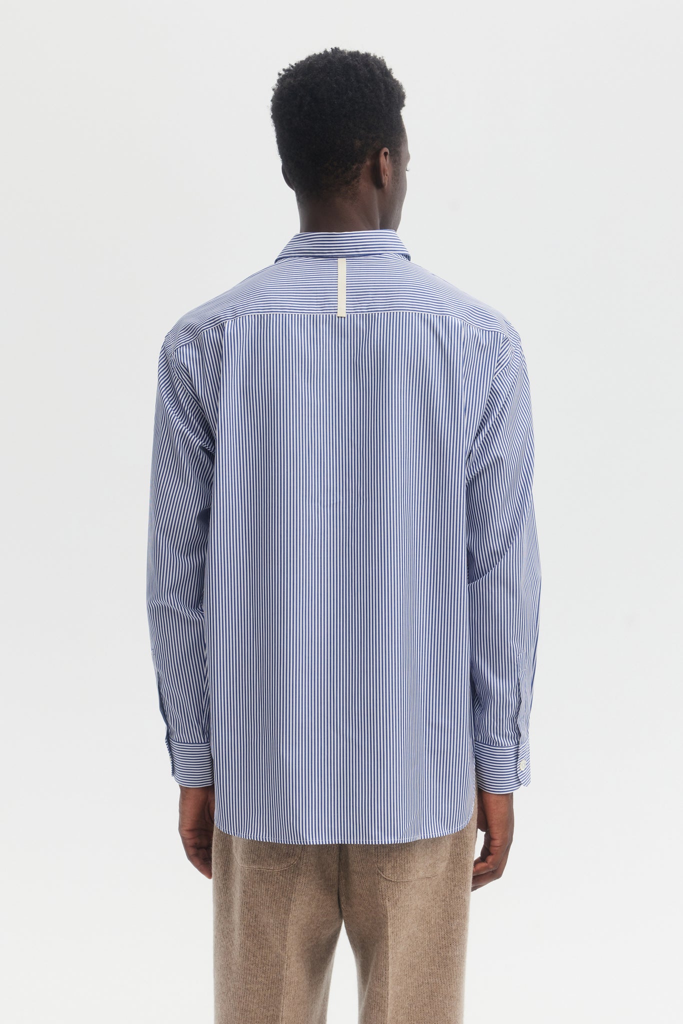 Chemise ample à rayures bleues en popeline glacée avec logo brodé