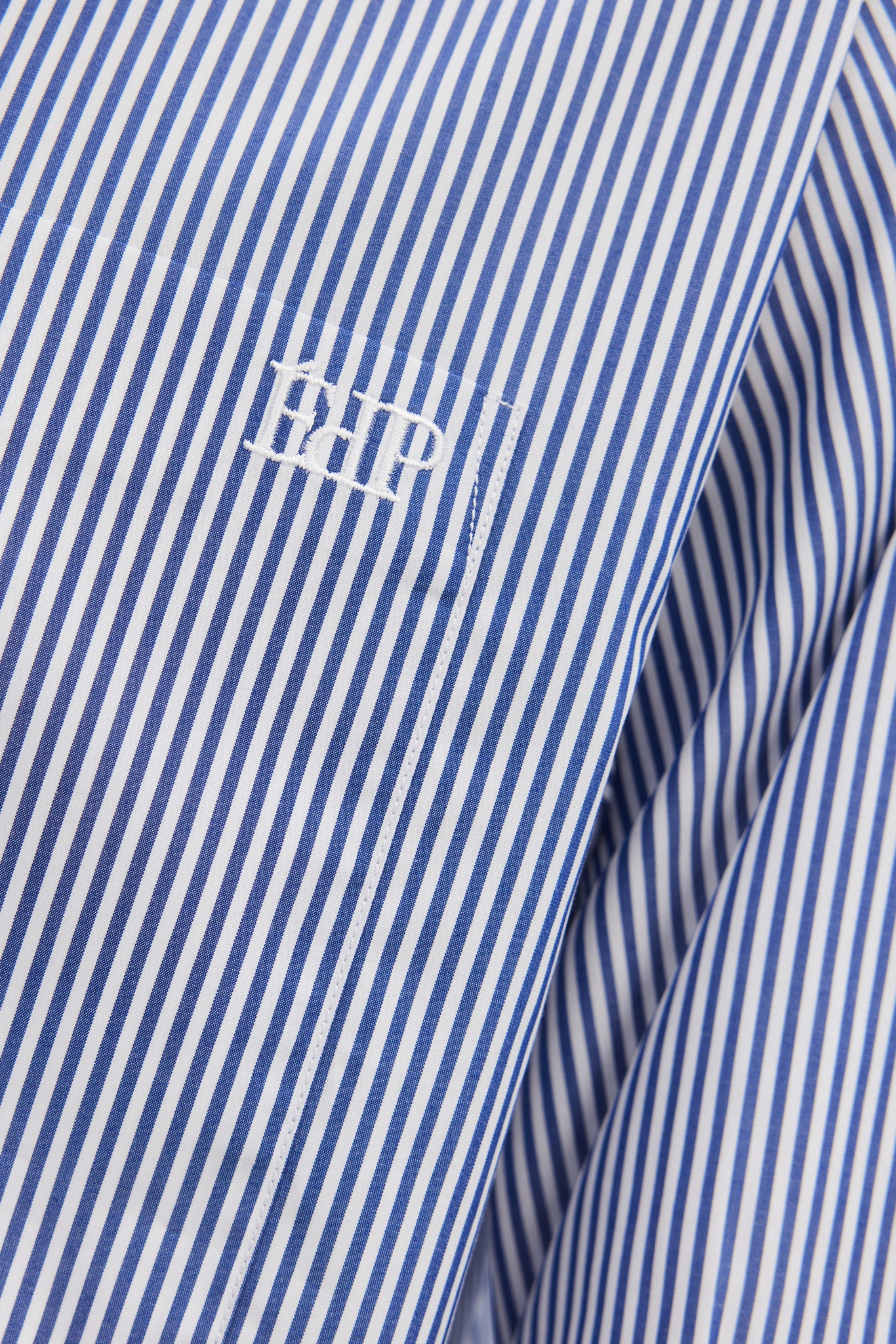 Chemise ample à rayures bleues en popeline glacée avec logo brodé