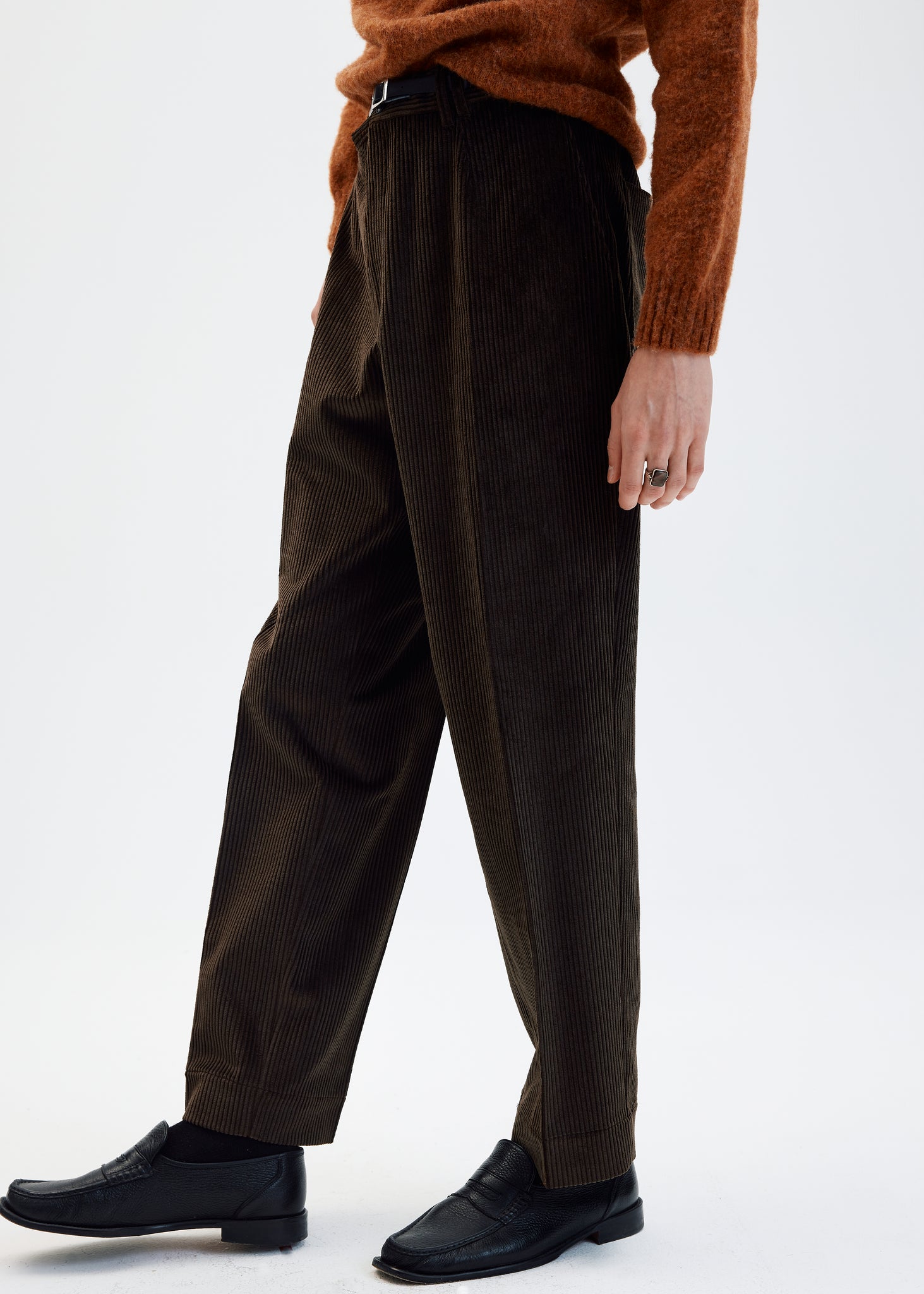 Pantalon droit en velours côtelé brun chocolat