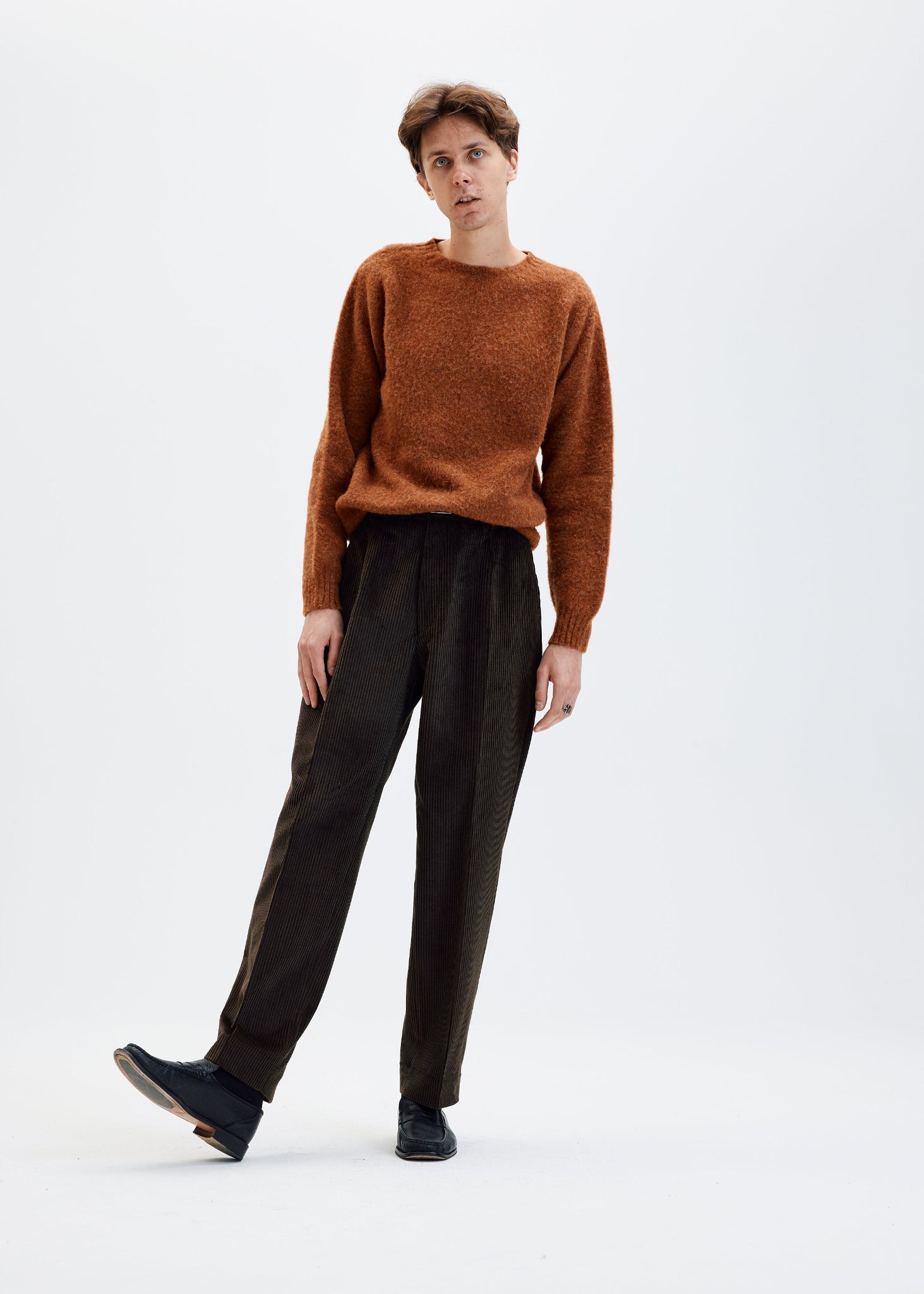 Pantalon droit en velours côtelé brun chocolat