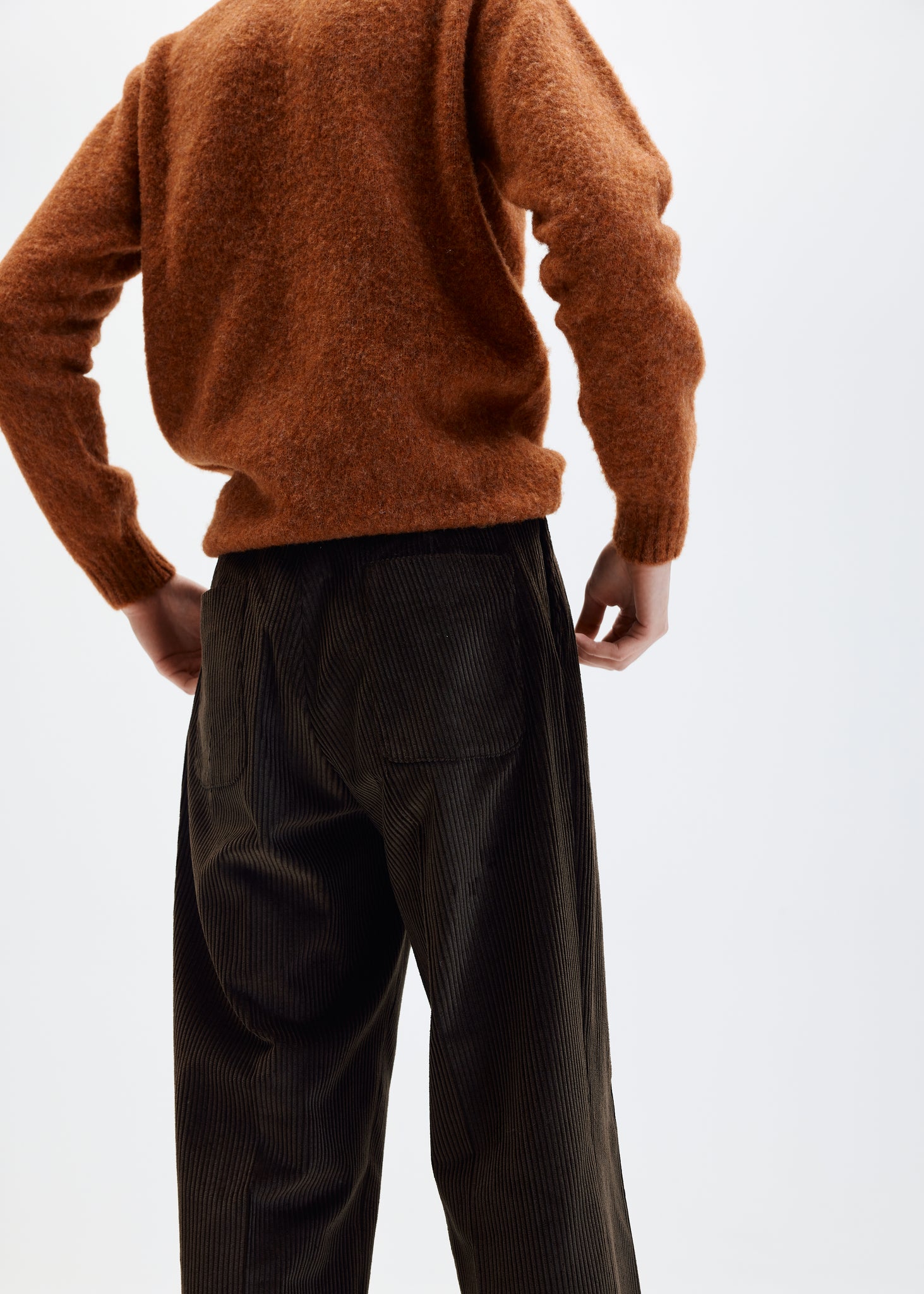 Pantalon droit en velours côtelé brun chocolat