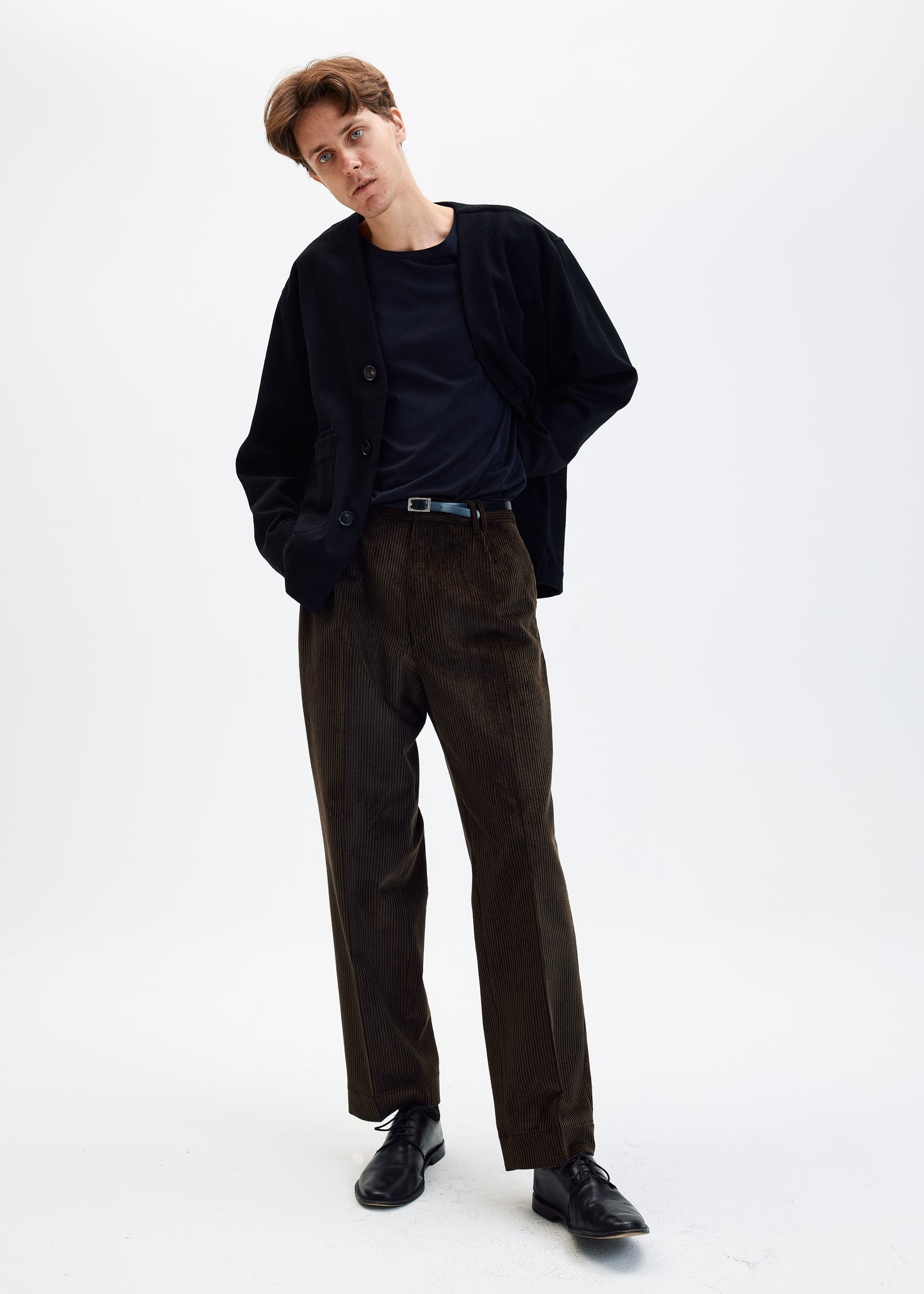 Pantalon droit en velours côtelé brun chocolat