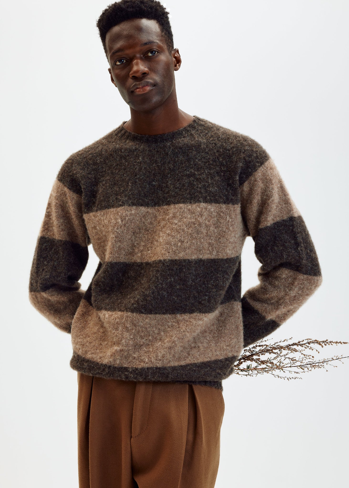 Tricot col rond en laine brossée à rayures marron